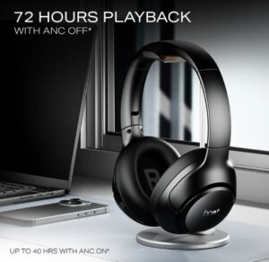 बैकग्राउंड में म्यूजिक बजाते हुए हेडफोन की बैटरी स्टेटस दिखती हुई