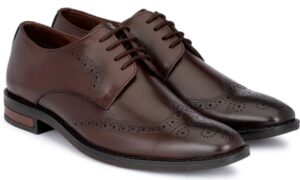 Men wearing brown Derby Shoes with casual jeans outfit – stylish and comfy